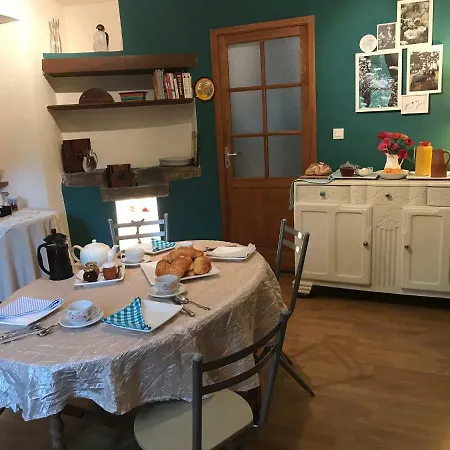 La Maison Aux Volets Verts Bed & Breakfast Saucede